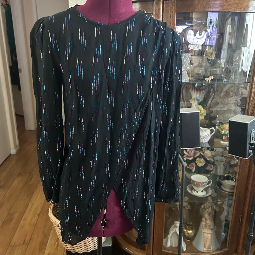 Lizzy & Johnny By Lucero Shear Top. Long Sleeves.